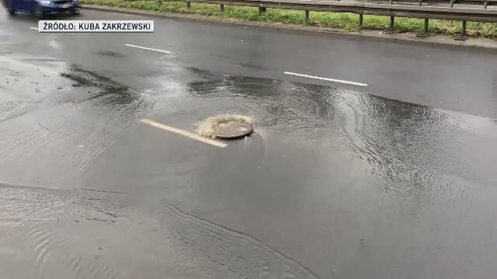 Wybijająca studzienka na ulicy Andrzeja Struga