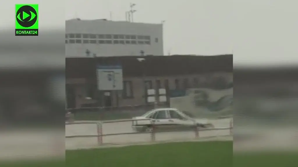 Wyjazd z lotniska Balice w trakcie trwającej teraz burzy