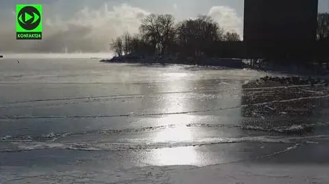 Zamarznięte jezioro Ontario w Kanadzie