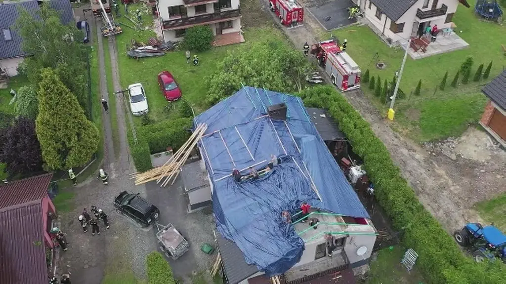 Zniszczenia po przejściu trąby powietrznej