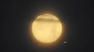 Pełnia Księżyca w towarzystwie planety Mars
