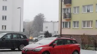 Przelotne burze śnieżne i trudne warunki drogowe na Pomorzu