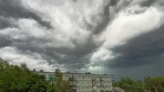 Ciekawe chmury przed burzą w Tomaszowie Mazowieckim. 09 czerwca 2022