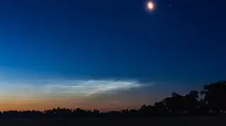 Obłoki srebrzyste NLC 2023 w asyście Księżyca i Jowisza. Chojnice (woj. pomorskie).