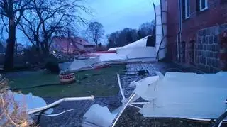 Wiatr zerwał dach na hali sportowej