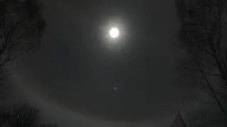 Magiczny efekt halo księżyca nad Willą Świeradówka w Górach Izerskich