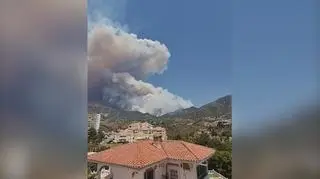 Pożar w górach w mieście Fuengirola koło Malagi w Hiszpanii