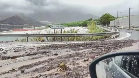 Samochód został rozbity przez olbrzymi głaz