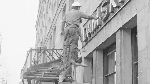 Sklepy, kino, restauracje. Neonowa stolica sprzed lat