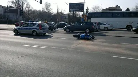 Motocyklista do szpitala po zderzeniu z samochodem
