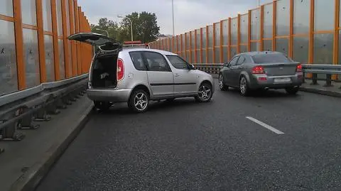 Urwał koło na estakadzie. Zablokował pas