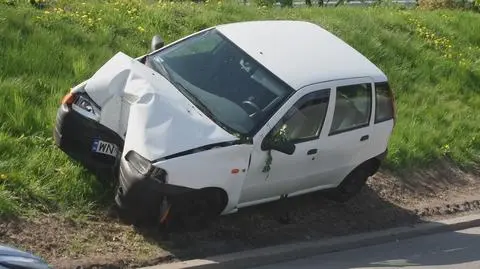 Kierowca uderzył w latarnię i spadł z nasypu