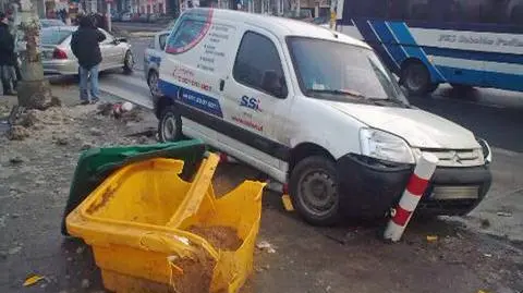 Wpadł na chodnik i potrącił dwie osoby