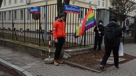 Happening przy Komendzie Głównej Policji. Przypięli się do ogrodzenia