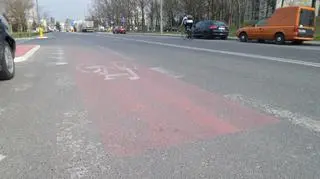 Rozmazane pasy rowerowe na Cynamonowej