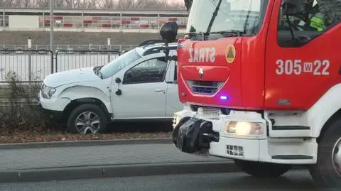 Dacia na torowisku. "Kierująca tłumaczyła, że ktoś jej zajechał"