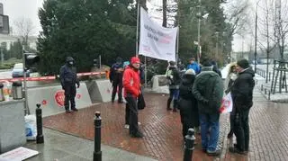 Grupa manifestujących przed Sejmem