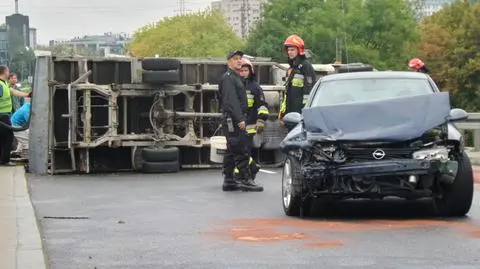 Ciężarówka na boku, opel na barierkach