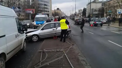 Wypadek w al. Niepodległości. "Auto przebiło barierki"