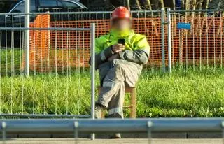 Pracownik firmy budującej tramwaj do Wilanowa