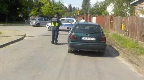 Zataczał się na parkingu, nie mógł znaleźć drzwi do auta. Ale chciał jechać