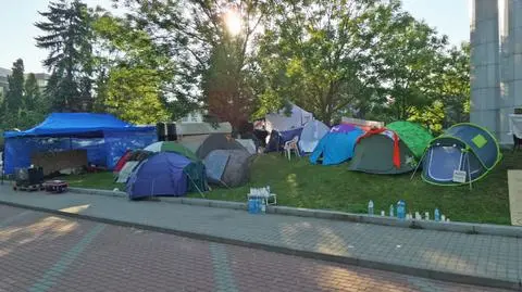 Miasteczko przed Sejmem. Protestowali przez całą noc