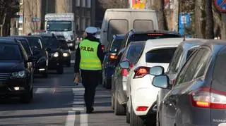 Policjantka sprawdza trzeźwość w korku