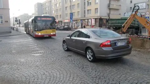 Bałagan na placu Krasińskich: omijają wykop pod prąd