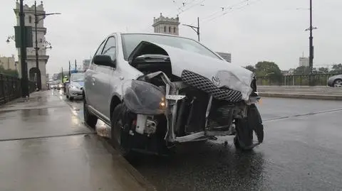 Uszkodzona toyota w Alejach Jerozolimskich