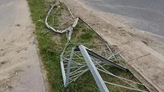 Kierowca samochodu osobowego uderzył w metalowe barierki