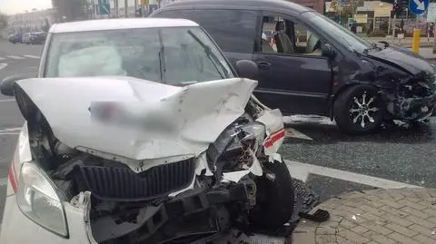 Zderzenie na Wałbrzyskiej. Dwie osoby ranne