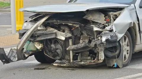 Koszykowa: zniszczony peugeot po kolizji z volvo