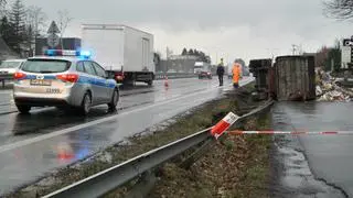 Z kontenera ciężarówki wysypały się śmieci