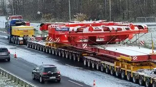 Transport tarczy TBM ma postój w pobliżu węzła Janki na S8