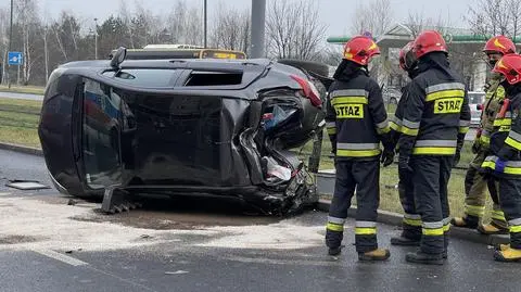 Auto na boku na Bemowie. Jedna osoba ranna