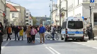 Tłum wiernych przed cerkwią na Miodowej podczas nabożeństwa wielkanocnego 