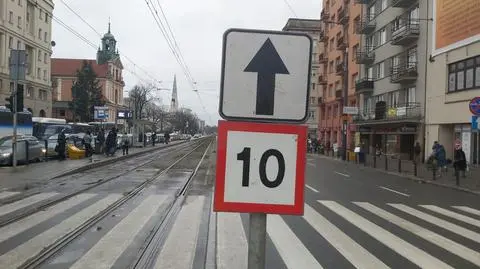 Pęknięta szyna w alei "Solidarności". Tramwaje jeżdżą bardzo wolno