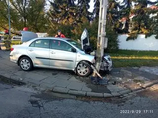 Kierowca uderzył w słup