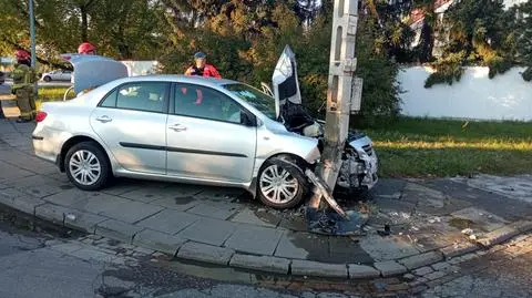 Zjechał z drogi i uderzył w słup. Kierowca trafił do szpitala