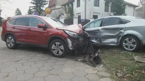 Zderzenie na osiedlowym skrzyżowaniu. Jedna osoba została ranna