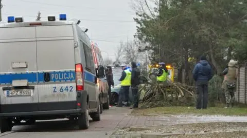 Wpadł w poślizg, uderzył w drzewo i złamał słup energetyczny