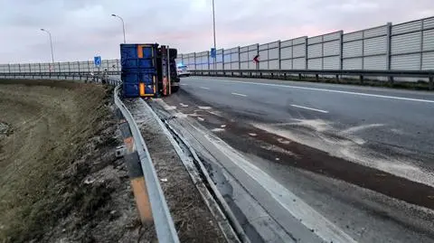 Ciężarówka wywróciła się zakręcie. Kilka godzin utrudnień na węźle S2 z S8