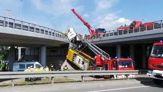 Akcja podnoszenia wraku autobusu na trasie S8