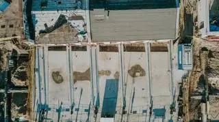 Przesuwanie budynku na terenie dawnej fabryki Norblina