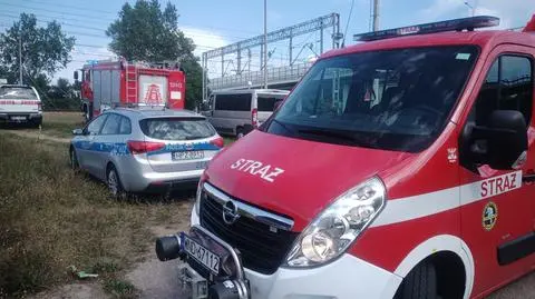 Tragedia na torach. Pociąg potrącił dwie osoby, jedna nie żyje