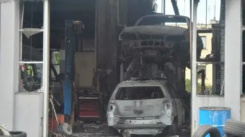 Ogień w warsztacie. Cztery auta spalone 