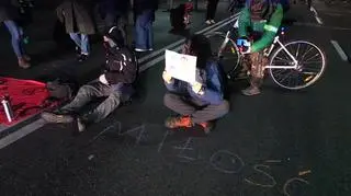 Uczestnicy protestu śpiewają piosenki i skandują hasła