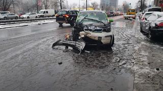 Samochód uderzył w zaparkowane auta