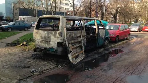 Volkswagen doszczętnie spłonął na Dzielnej. "Auto stało tam od dawna"