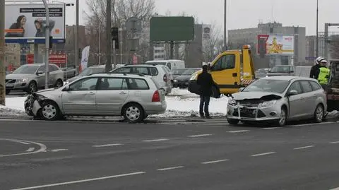 Jedna osoba ranna po zderzeniu toyoty z fordem